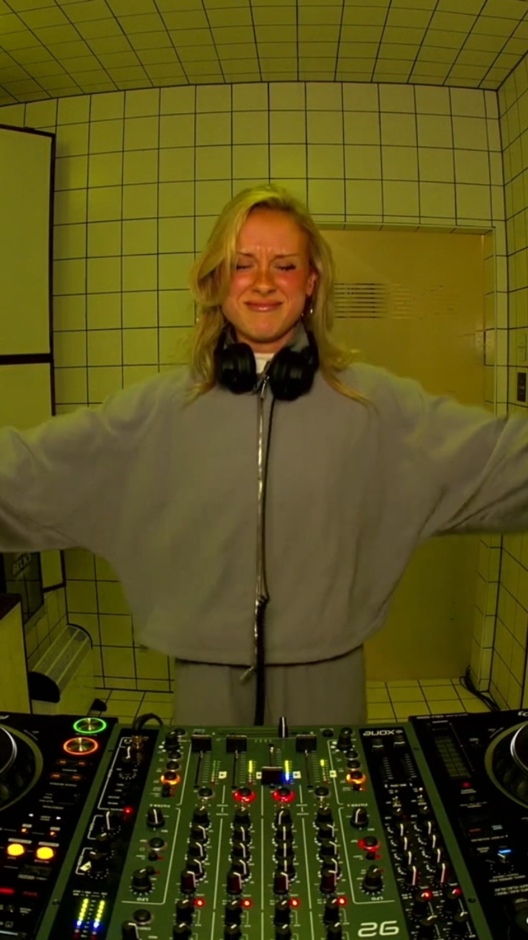 Juggling three channels ?♀️ #dj #electronicmusic #hörberlin #shorts #live